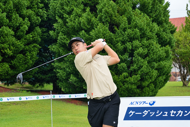 山路 幹が暫定トップ　降雨によるコースコンディション不良で初日はサスペンデッド