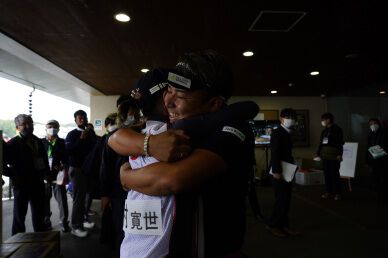 9th year professional Tomoyo Ikemura makes dramatic come from behind victory to grab his 1st win