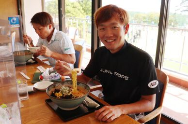 Defending Champion Yosuke Asaji's "good luck meal" is cooked by himself this year