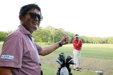 Kunihiro Kamii keeps up the good performance with the help from his caddy's "golden thumb"